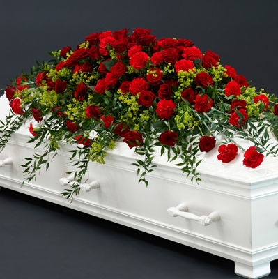 Interflora_kistedekorasjon rod